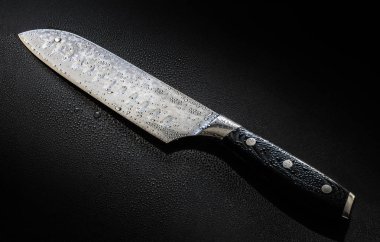 Siyah bir arka plan üzerinde izole su damlaları bıçakla