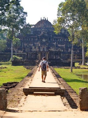 Ta Prohm tapınak kalıntıları Angkor Wat de ağaçlar ile büyümüş 