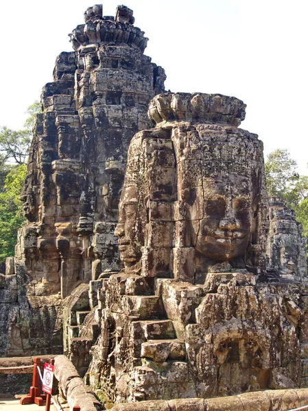 Лица искушения Байона в Ангкор-Ват в Сим-Рип-Сити, Си — стоковое фото