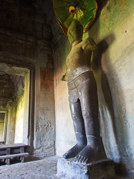 Primer plano textura de la talla de piedra en el Templo de Angkor Wat en — Foto de Stock