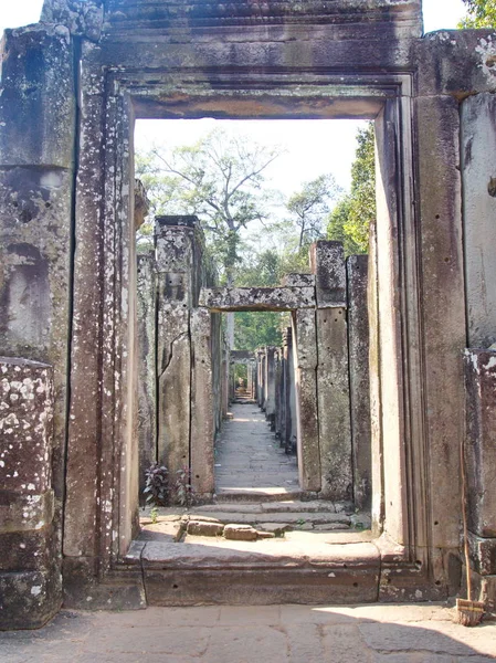 Крупным планом текстура резьбы по камню в храме Ангкор-Ват в — стоковое фото