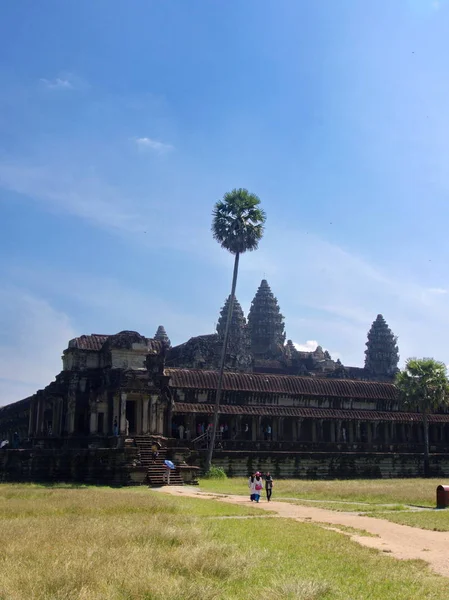 カンボジアのアンコールワットは、最大の宗教的な記念碑です。 — ストック写真