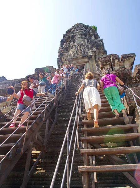Angkor Wat en Camboya es el monumento religioso más grande de la —  Fotos de Stock