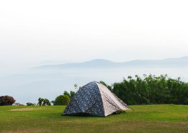 Een tent met een zee van wolk in het noorden van Thailand. — Stockfoto