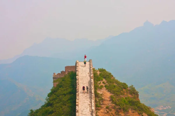 Trekking y caminar por la Gran Muralla. Pekín, China — Foto de Stock