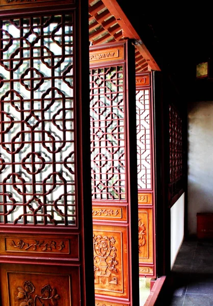 Porta tradicional chinesa com padrão. Nanjing, China — Fotografia de Stock