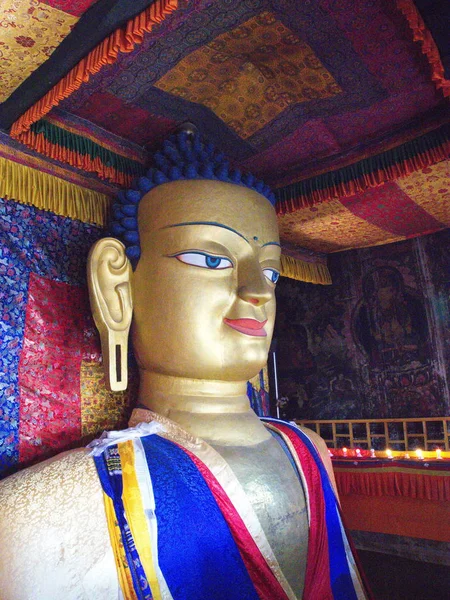 Bouddha d'or Sculpture à Leh, Ladahk, Inde — Photo