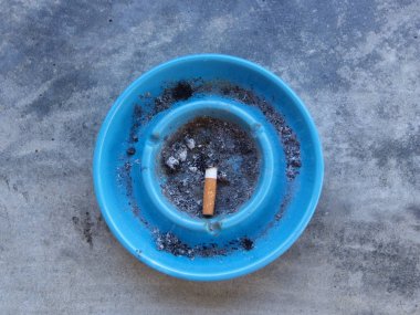 Kül tablası ve sigara. ahşap bir masa ile sigara yeri