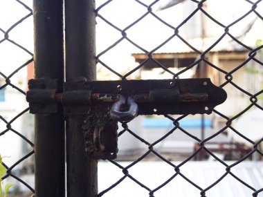 Kafes evin kapısında Eski ve Retro Siyah Mandalı.