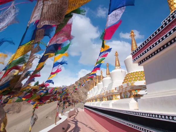 Tibetanska flaggor och stupa med vinden, Leh, Indien — Stockfoto