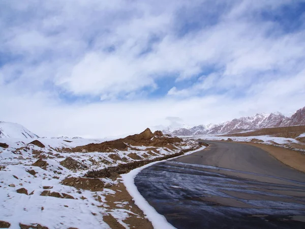 Snow Mountain Road from Leh to Manali, Tibetan Himalaya Road — Stock Photo, Image