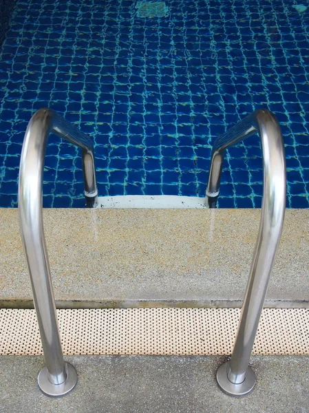 Escalera de la piscina, con agua clara . — Foto de Stock