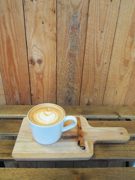 Tasse à café avec un fond en bois. et un signe d'amour — Photo