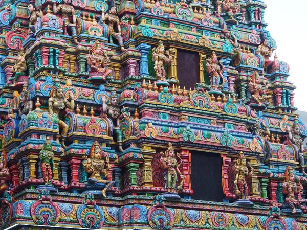 五颜六色的印度教寺庙在曼谷， 泰国 — 图库照片