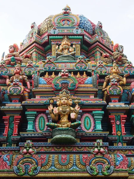 Барвистий індуїстський храм у Бангкоку, Таїланд — стокове фото