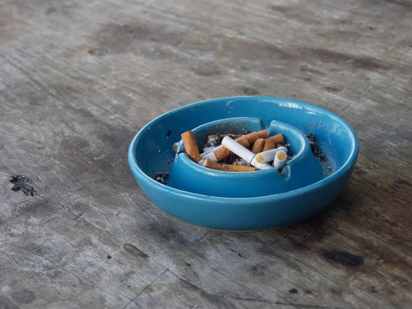 烟灰缸和香烟。带木桌的吸烟场所 — 图库照片