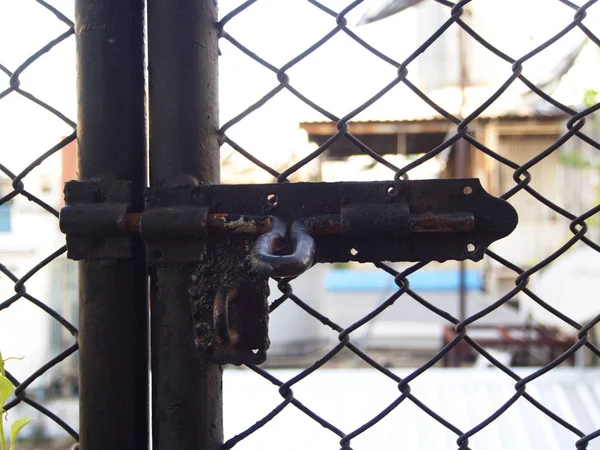 Kafes evin kapısında Eski ve Retro Siyah Mandalı.