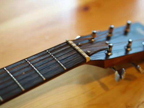 Closeup Classic e Folk Guitar. Fundo bonito . — Fotografia de Stock