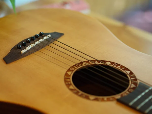 Closeup Klasik ve Halk Gitar. Güzel Arka Plan. — Stok fotoğraf