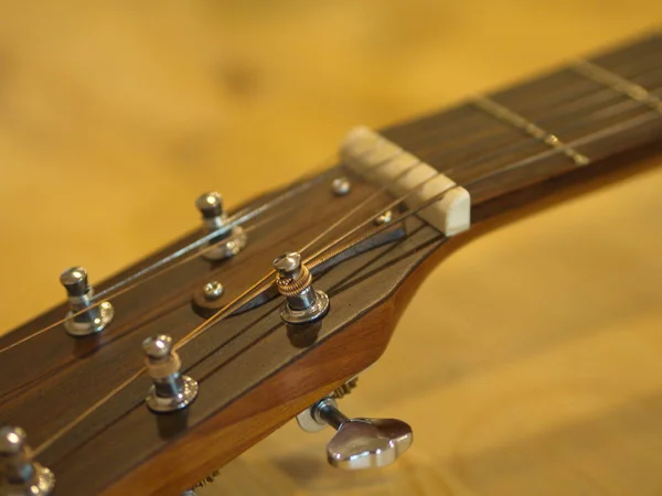 Close-up klassieke en folk gitaar. Mooie achtergrond. — Stockfoto