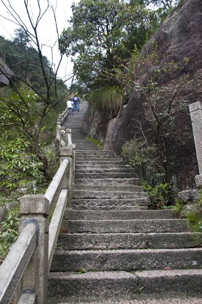 石の急なステップ .トレッキングウォーキング 黄山山. — ストック写真