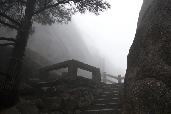 La niebla, niebla día lluvioso. Escalones empinados de piedra. Trekking caminando — Foto de Stock