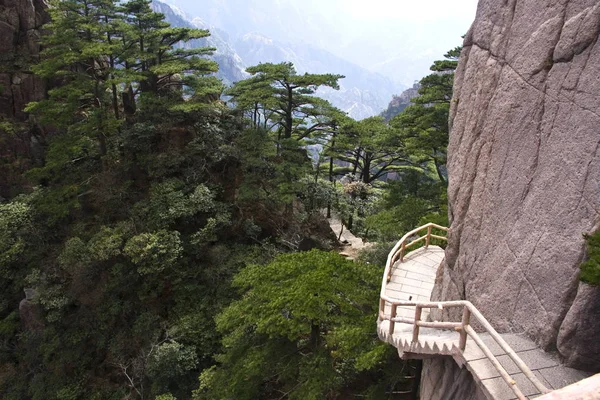 Escalones empinados de piedra. Trekking senderismo Montaña Huangshan . — Foto de Stock