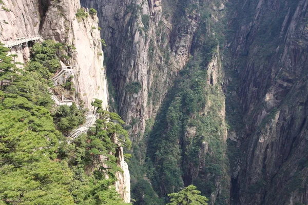 Escalones empinados de piedra. Trekking senderismo Montaña Huangshan . — Foto de Stock