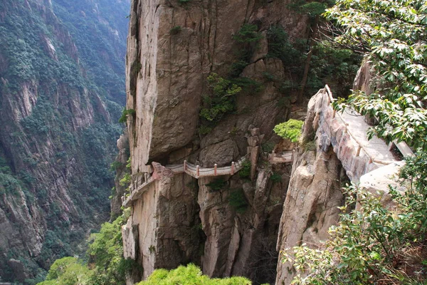 Escalones empinados de piedra. Trekking senderismo Montaña Huangshan . — Foto de Stock