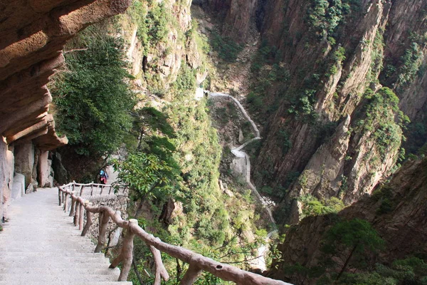 Escalones empinados de piedra. Trekking senderismo Montaña Huangshan . — Foto de Stock