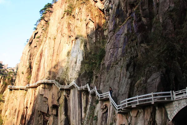 Escalones empinados de piedra. Trekking senderismo Montaña Huangshan . — Foto de Stock