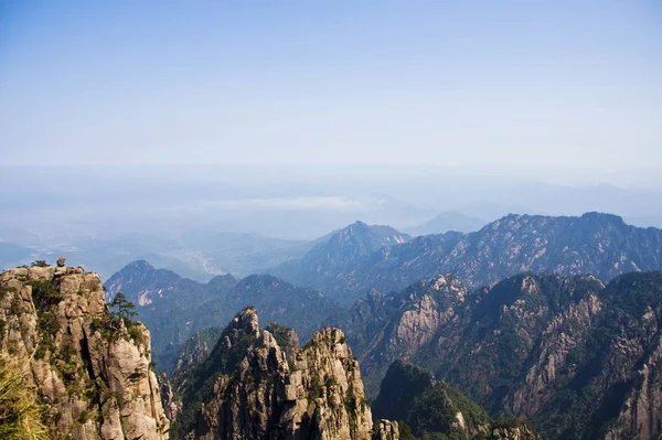 Increíble vista impresionante de la montaña Huangshan, montaje amarillo. A — Foto de Stock