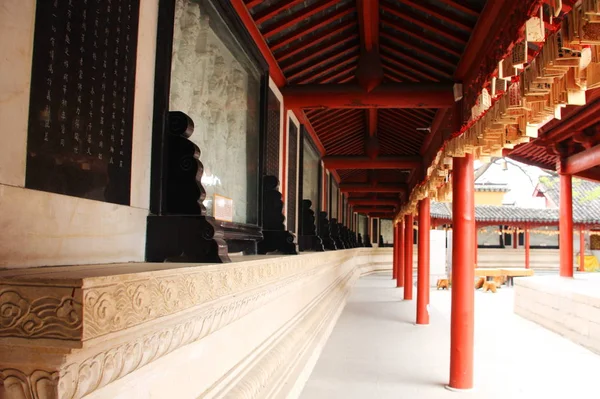 Tapınakta şanslı ahşap tabelalı bir bina. Nanjing, Çene — Stok fotoğraf