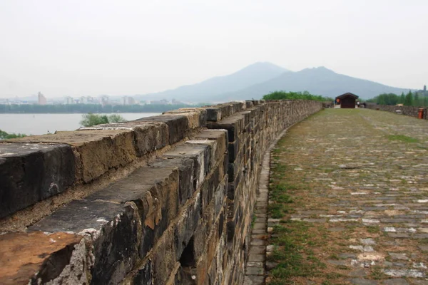 Muro de la Ciudad Vieja de Nanjing con vistas a la ciudad y la montaña. Nan. — Foto de Stock
