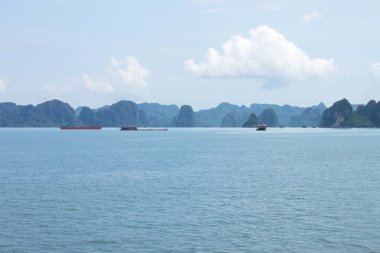 Halong Körfezi'nde seyahat edin. Teknede Deniz ve Mavi Gökyüzü. Halong C