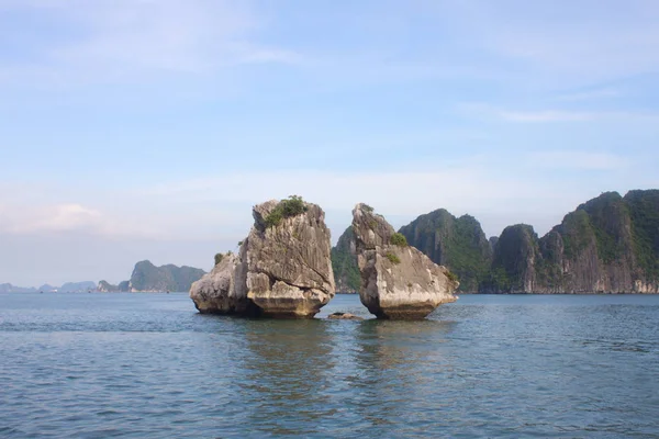 Viajar a Halong Bay. El mar y el cielo azul en el barco. Halong C — Foto de Stock