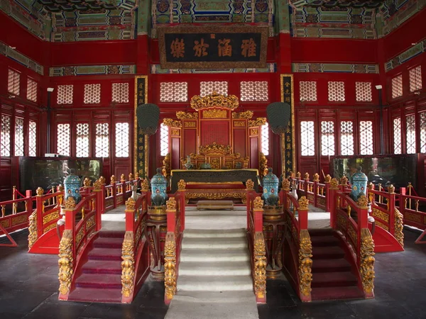 Kapı detayı ile Pekin'de Ünlü Konfüçyüs Tapınağı bir
