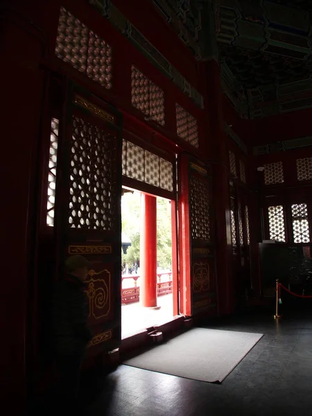 O famoso Templo Confúcio em Pequim com detalhes da porta de um — Fotografia de Stock