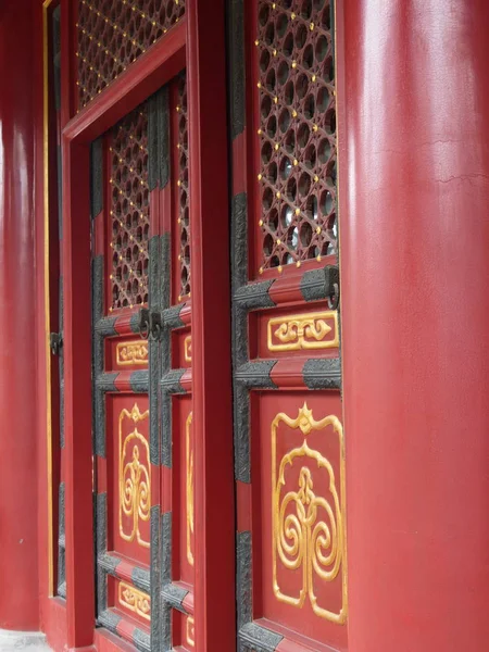 El famoso templo de Confucio en Pekín con detalle de la puerta a —  Fotos de Stock
