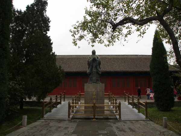 Kapı detayı ile Pekin'de Ünlü Konfüçyüs Tapınağı bir — Stok fotoğraf