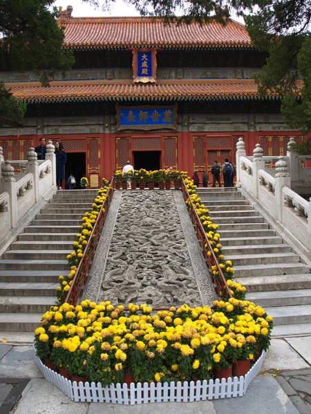 Der berühmte Konfuzius-Tempel in Peking mit Türdetails a — Stockfoto