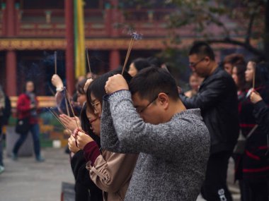 Çinliler Lama Tapınağı'nda dua ediyorlar. Pekin'de seyahat