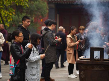 Çinliler Lama Tapınağı'nda dua ediyorlar. Pekin'de seyahat