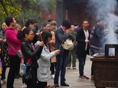 Çinliler Lama Tapınağı'nda dua ediyorlar. Pekin'de seyahat