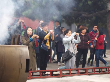 Çinliler Lama Tapınağı'nda dua ediyorlar. Pekin'de seyahat