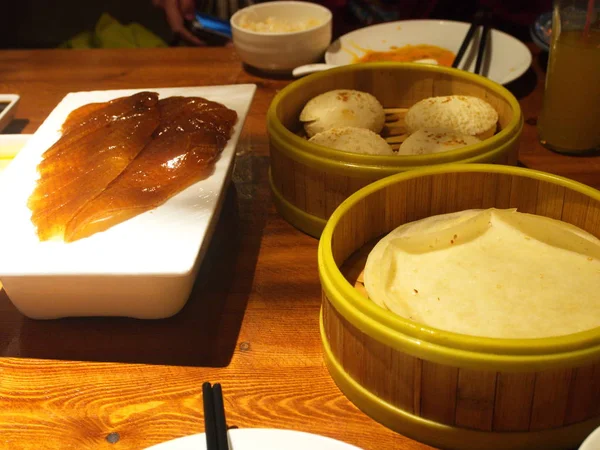 Pekingská kachna. Nejznámější jídlo v Číně. Jedl a převzat v — Stock fotografie