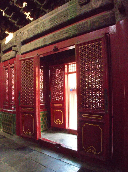 La porte en bois en détail.Le bâtiment dans la Cité interdite. Pékin — Photo