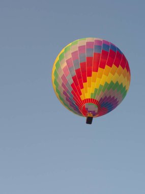 Mavi Gökyüzü ile Çok Renkli ve Renkli Balon , Seyahat