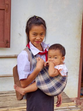 Laos Sister kardeşi bakmak ve okula gitmek, Va Seyahat