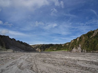 Stone and Mountain, Pinatubo Yanardağı'na gidiyor. Cla bölgesinde seyahat